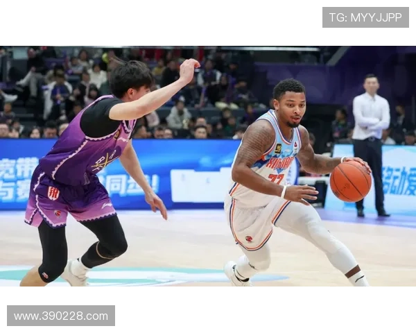 [CBA]琼斯妙传 齐麟弧顶干拔三分应声入网.